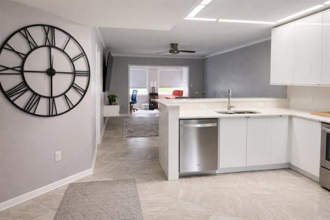 Condo in Saint Petersburg, Florida, 1 bedroom № 2103114 - photo 3