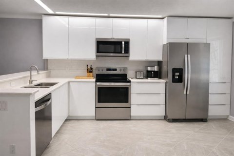 Condo in Saint Petersburg, Florida, 1 bedroom № 2103114 - photo 4