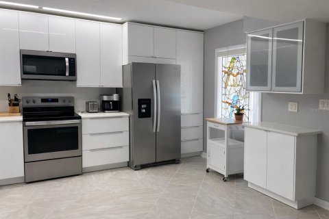 Condo in Saint Petersburg, Florida, 1 bedroom № 2103114 - photo 5