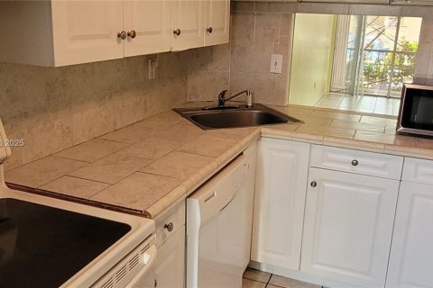 Купить кондоминиум в Форт-Лодердейл, Флорида 2 спальни, 90.12м2, № 1958565 - фото 4