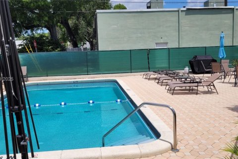 Купить кондоминиум в Форт-Лодердейл, Флорида 2 спальни, 90.12м2, № 1958565 - фото 2