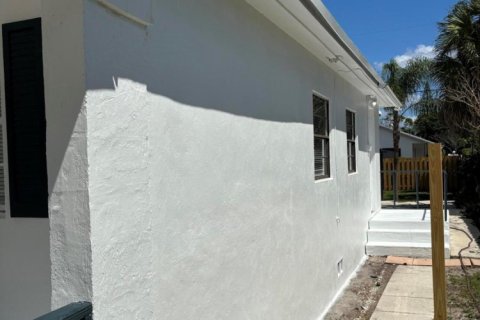 Immobilier commercial à louer à Lantana, Floride: 1 chambre, 82.31 m2 № 1019899 - photo 1