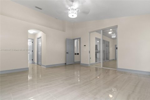House in Tampa, Florida 4 bedrooms, 255.48 sq.m. № 1890343 - photo 28