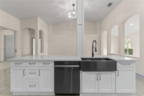 House in Tampa, Florida 4 bedrooms, 255.48 sq.m. № 1890343 - photo 19