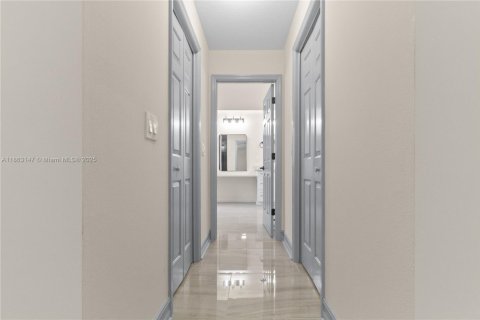 House in Tampa, Florida 4 bedrooms, 255.48 sq.m. № 1890343 - photo 30