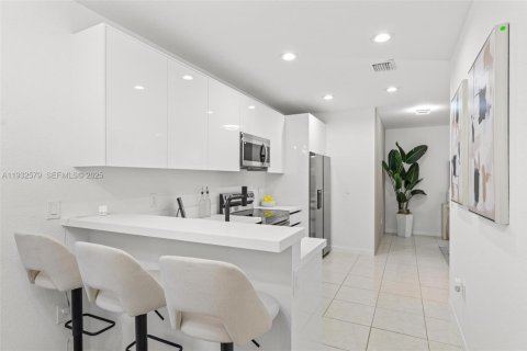 Villa ou maison à vendre à Miami, Floride: 3 chambres, 104.05 m2 № 1991135 - photo 12