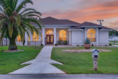 House in Palm Coast, Florida 3 bedrooms, 208.19 sq.m. № 2216414 - photo 2