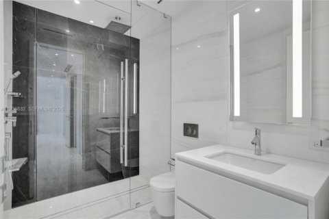 Condominio en venta en Miami, Florida, 4 dormitorios, 298.59 m2 № 1993954 - foto 23