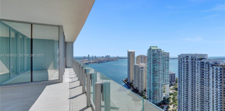 Condominio en Miami, Florida, 4 dormitorios № 1993954