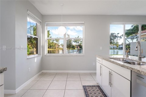 Villa ou maison à vendre à Pembroke Pines, Floride: 3 chambres, 190.54 m2 № 1996047 - photo 10
