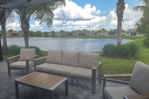 House in Port St. Lucie, Florida 2 bedrooms, 125.88 sq.m. № 2432567 - photo 8