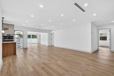 House in Delray Beach, Florida 3 bedrooms, 176.24 sq.m. № 2008700 - photo 5