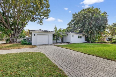 House in Delray Beach, Florida 3 bedrooms, 176.24 sq.m. № 2008700