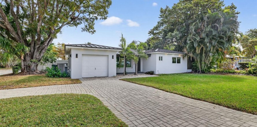 House in Delray Beach, Florida 3 bedrooms, 176.24 sq.m. № 2008700