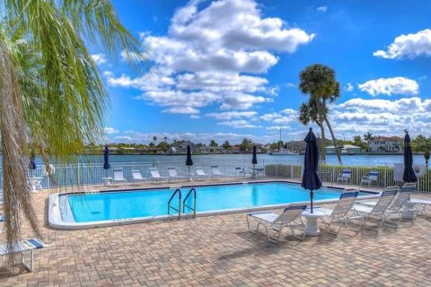 Condo in Saint Pete Beach, Florida, 1 bedroom  № 1846542 - photo 1