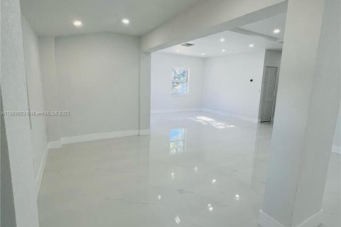 House in North Miami Beach, Florida 3 bedrooms, 120.87 sq.m. № 1891100 - photo 6