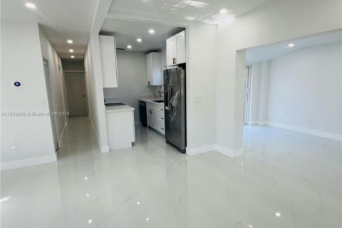 House in North Miami Beach, Florida 3 bedrooms, 120.87 sq.m. № 1891100 - photo 9