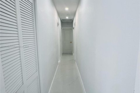 House in North Miami Beach, Florida 3 bedrooms, 120.87 sq.m. № 1891100 - photo 15