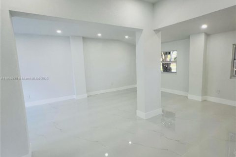 House in North Miami Beach, Florida 3 bedrooms, 120.87 sq.m. № 1891100 - photo 4