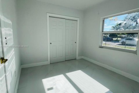 House in North Miami Beach, Florida 3 bedrooms, 120.87 sq.m. № 1891100 - photo 27