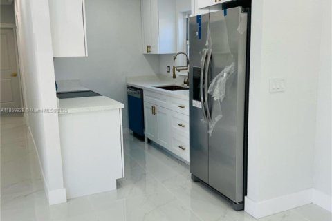 House in North Miami Beach, Florida 3 bedrooms, 120.87 sq.m. № 1891100 - photo 10