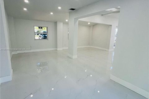 House in North Miami Beach, Florida 3 bedrooms, 120.87 sq.m. № 1891100 - photo 5