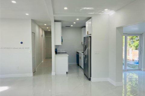 House in North Miami Beach, Florida 3 bedrooms, 120.87 sq.m. № 1891100 - photo 11