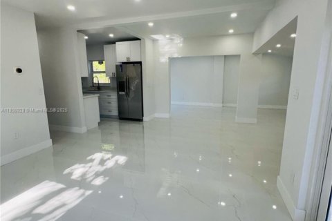 House in North Miami Beach, Florida 3 bedrooms, 120.87 sq.m. № 1891100 - photo 7