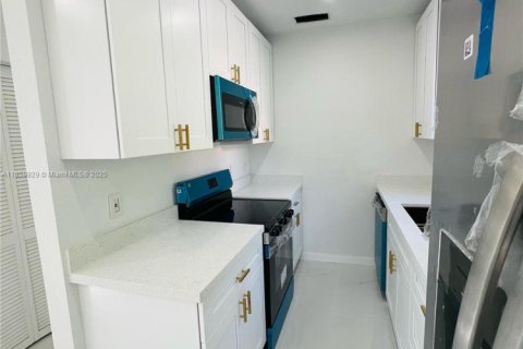 House in North Miami Beach, Florida 3 bedrooms, 120.87 sq.m. № 1891100 - photo 12