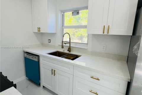 House in North Miami Beach, Florida 3 bedrooms, 120.87 sq.m. № 1891100 - photo 13
