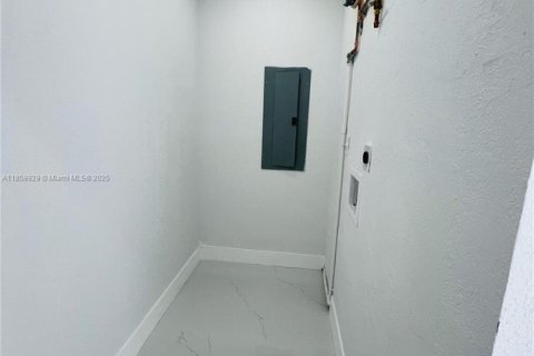 House in North Miami Beach, Florida 3 bedrooms, 120.87 sq.m. № 1891100 - photo 28