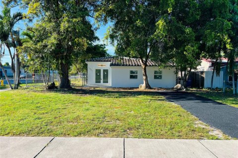 House in North Miami Beach, Florida 3 bedrooms, 120.87 sq.m. № 1891100 - photo 1