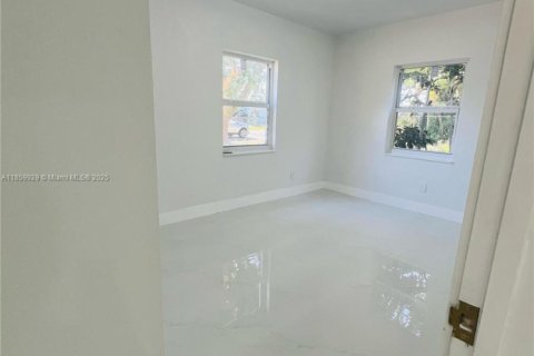 House in North Miami Beach, Florida 3 bedrooms, 120.87 sq.m. № 1891100 - photo 24