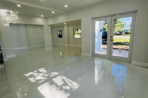 House in North Miami Beach, Florida 3 bedrooms, 120.87 sq.m. № 1891100 - photo 3