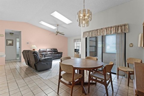 House in Orlando, Florida 3 bedrooms, 149.76 sq.m. № 1787571 - photo 8