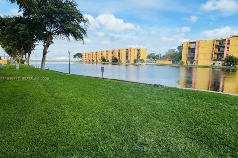 Condo in Miami, Florida, 2 bedrooms № 2005171 - photo 2
