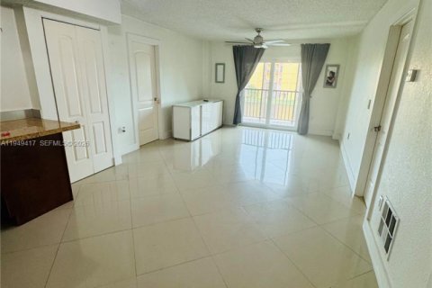 Condo in Miami, Florida, 2 bedrooms № 2005171 - photo 12