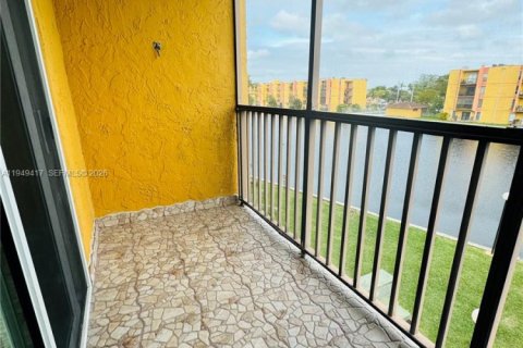 Condo in Miami, Florida, 2 bedrooms № 2005171 - photo 11