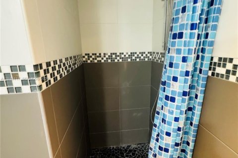 Condo in Miami, Florida, 2 bedrooms № 2005171 - photo 8