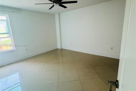 Condo in Miami, Florida, 2 bedrooms № 2005171 - photo 9