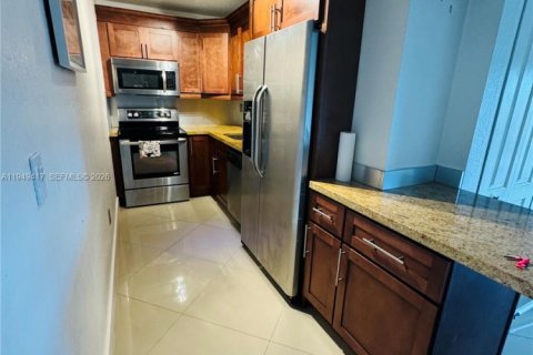 Condo in Miami, Florida, 2 bedrooms № 2005171 - photo 4