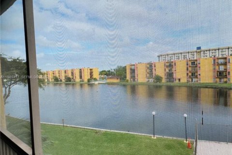 Condo in Miami, Florida, 2 bedrooms № 2005171 - photo 15