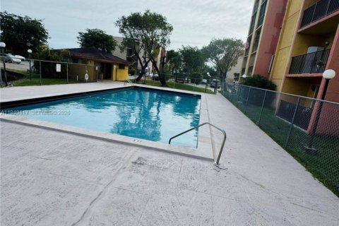 Condo in Miami, Florida, 2 bedrooms № 2005171 - photo 3