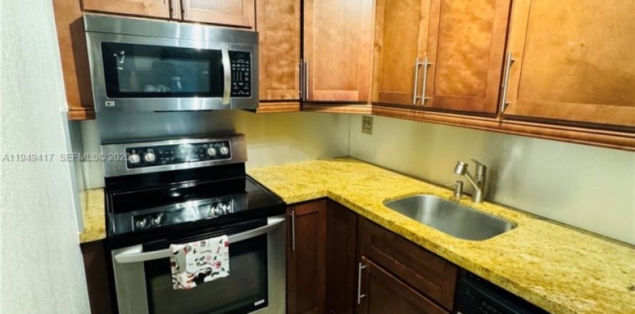 Condo in Miami, Florida, 2 bedrooms № 2005171