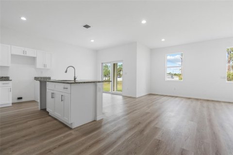 House in Lehigh Acres, Florida 3 bedrooms, 142.33 sq.m. № 2419866 - photo 7