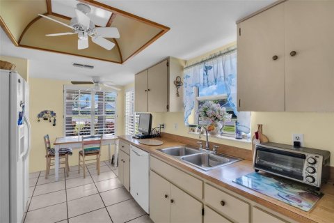Condo in New Port Richey, Florida, 2 bedrooms  № 1747041 - photo 14
