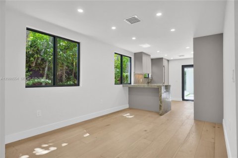 Villa ou maison à vendre à Miami, Floride: 5 chambres, 281.12 m2 № 2365878 - photo 10