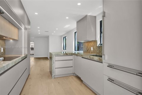 Villa ou maison à vendre à Miami, Floride: 5 chambres, 281.12 m2 № 2365878 - photo 16