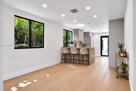 Villa ou maison à vendre à Miami, Floride: 5 chambres, 281.12 m2 № 2365878 - photo 9