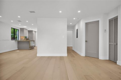 Villa ou maison à vendre à Miami, Floride: 5 chambres, 281.12 m2 № 2365878 - photo 8
